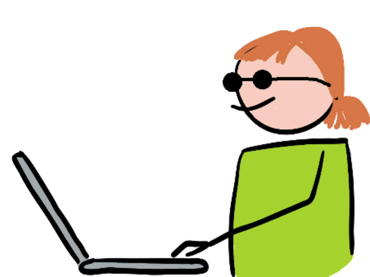 Frau mit Brille sitzt am Laptop